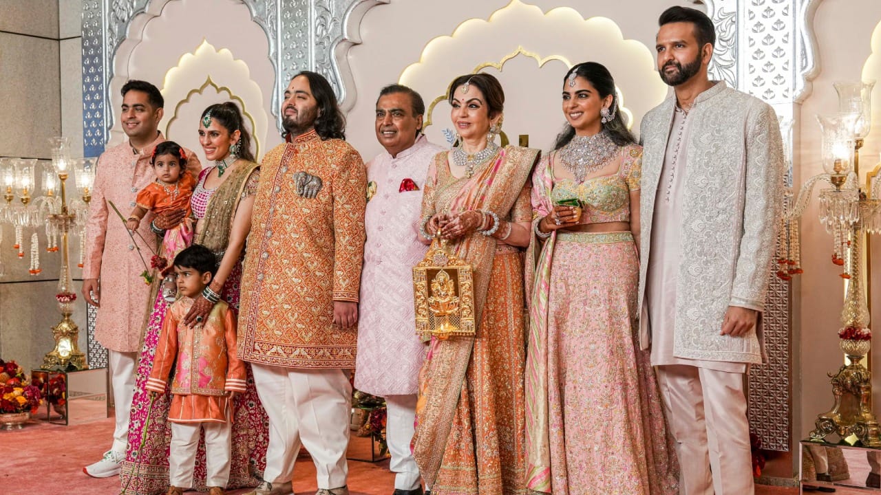 अंबानी कुटुंबियांच्या चेहऱ्यावर इतकं तेज कसे असते, त्यांच्या सौंदर्याचे रहस्य काय, त्या दिवसभर काय स्किनकेअर रुटीन फॉलो करतात, याची माहिती आता समोर आली आहे. विशेष म्हणजे अंबानी कुटुंबिय त्यांच्या चेहऱ्यावरील ग्लोसाठी महागड्या फेशिअलपेक्षा शिस्तबद्ध जीवनशैलीचा आणि नैसर्गिक उपचारांवर भर देते.