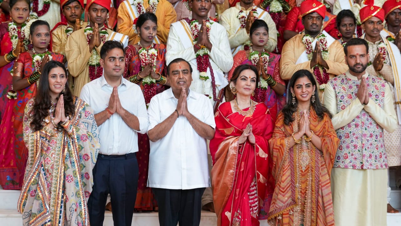 अंबानी कुटुंब मांस आणि प्रक्रिया केलेले पदार्थ (Processed Foods) टाळल्यामुळे पचन सुधारते आणि त्याचा सकारात्मक परिणाम त्वचेवर दिसून येतो. ते शक्यतो सूर्यास्तापूर्वी किंवा रात्री ८ च्या आत हलके जेवण घेतात.