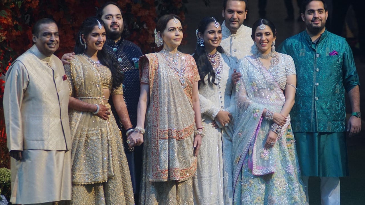 त्यांच्या ताटात हिरव्या पालेभाज्या, मोड आलेली कडधान्ये आणि फायबरयुक्त पदार्थांचे प्रमाण जास्त असते. अंबानी कुटुंबात मासांहार वर्ज्य आहे.