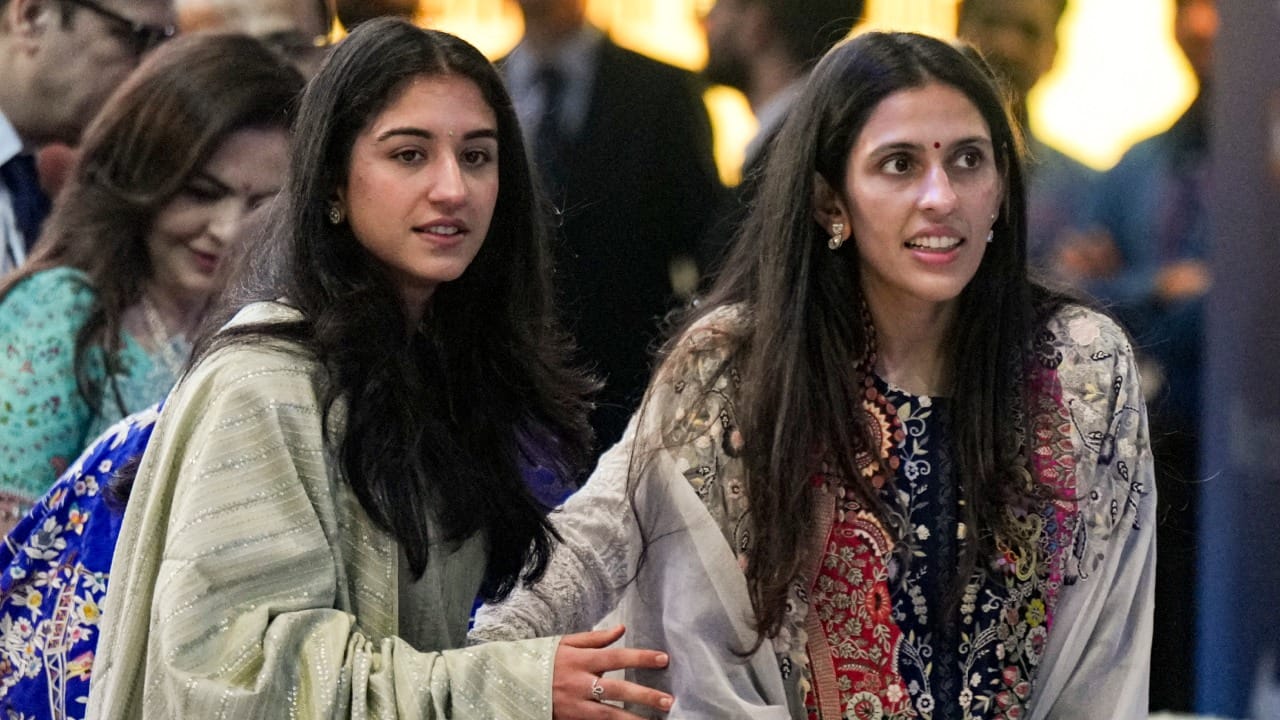 सूर्याच्या UV किरणांपासून संरक्षण मिळाल्यामुळे त्यांच्या त्वचेवर अकाली सुरकुत्या किंवा काळे डाग येत नाहीत. अंबानी कुटुंबाचा आहार प्रामुख्याने शाकाहारी आणि 'प्लँट-बेस्ड' (वनस्पतीजन्य) असतो.