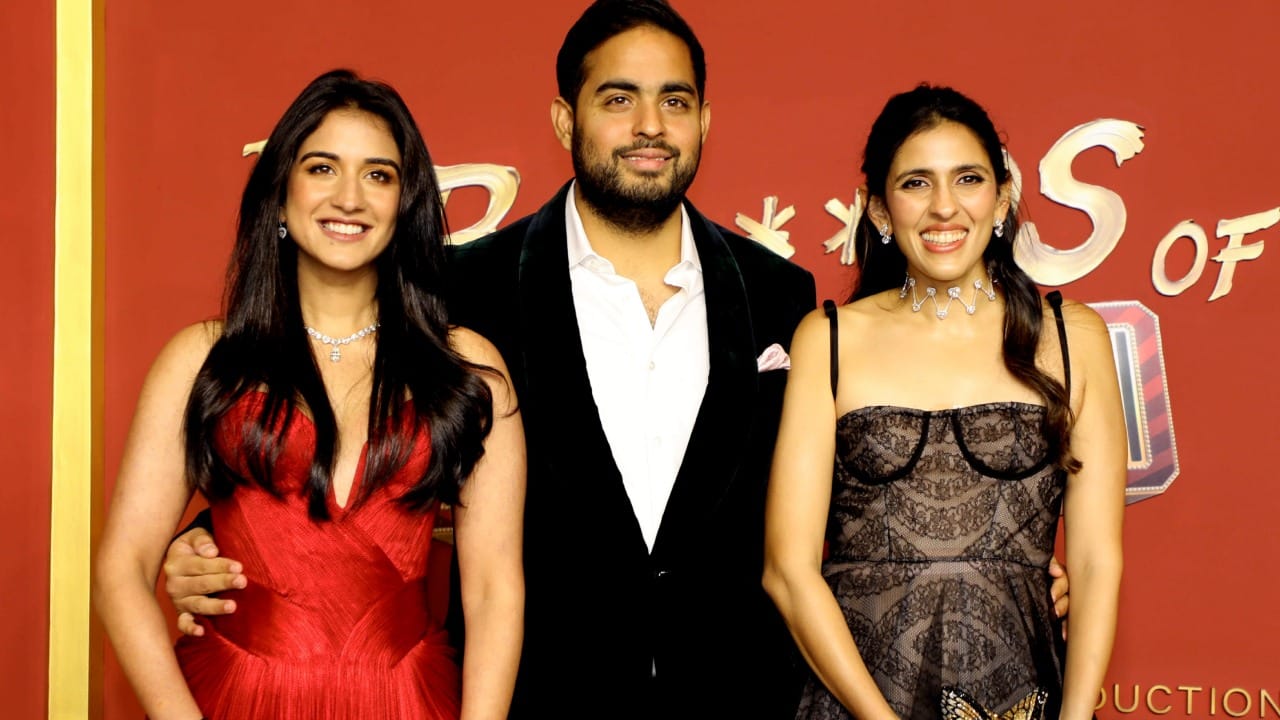 अंबानी कुटुंब दिवसातून दोनदा चेहरा स्वच्छ धुतात, ज्यामुळे छिद्रे मोकळी राहतात. तसेच त्वचेचा pH स्तर राखण्यासाठी टोनरचा वापर करतात. त्यासोबतच घराबाहेर पडण्यापूर्वी किंवा घरातही प्रखर दिवे असताना त्या सनस्क्रीन लावणे कधीच विसरत नाहीत.