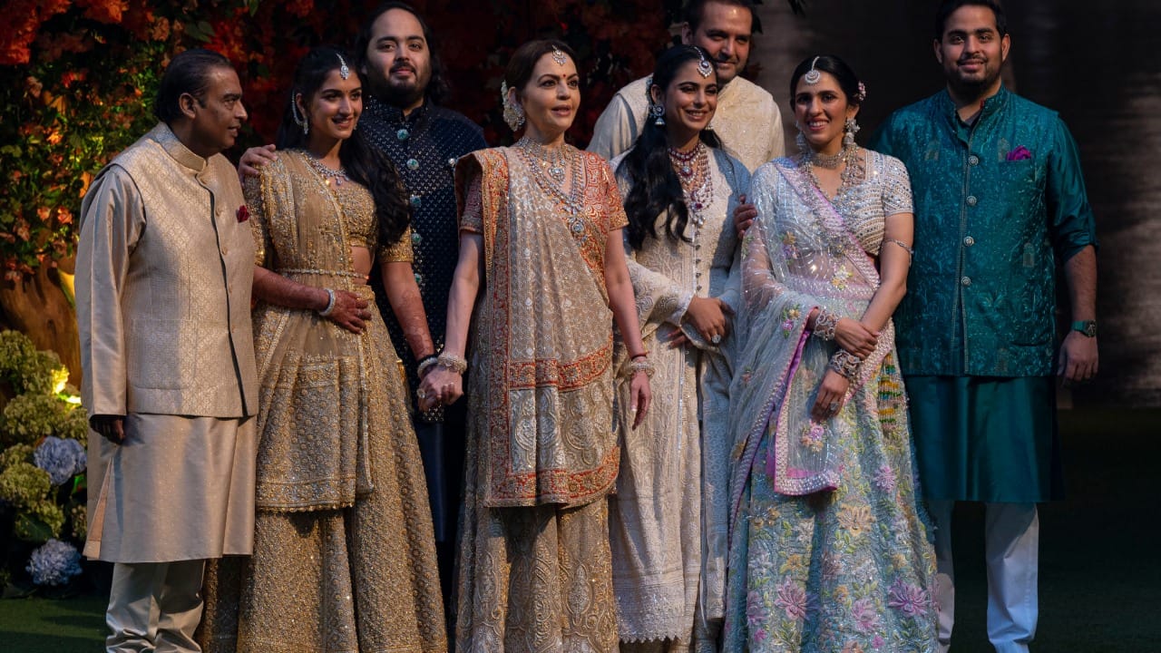 अंबानी कुटुंबियांच्या आहारात दररोज ताज्या फळांच्या रसांचा विशेषतः अँटी-ऑक्सिडंट्सने युक्त रसांचा समावेश असतो. ते त्वचेच्या बाह्य सौंदर्यासाठी Cleansing, Toning आणि Moisturizing हे त्रिसूत्री मॉडेल पाळतात.