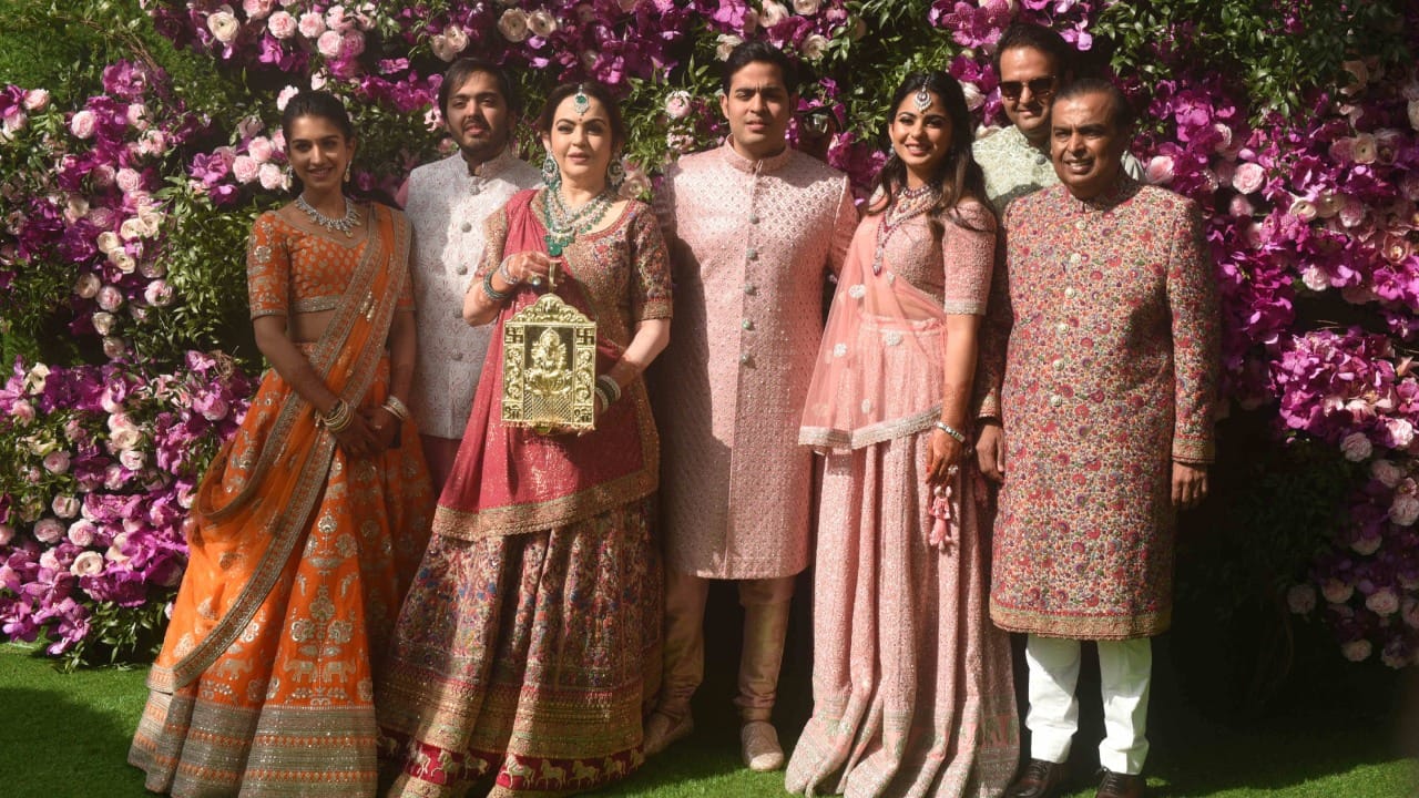 अंबानी कुटुंबातील सर्व महिलांच्या दिवसाची सुरुवात एका खास पेयाने होते. त्या सर्वजणी कोमट पाण्यात लिंबू आणि मध मिसळून पितात. यामुळे शरीरातील 'टॉक्सिन्स' (विषारी द्रव्ये) बाहेर पडतात. त्या दिवसातून किमान ३ ते ४ लीटर पाणी पितात. यामुळे त्यांची त्वचा आतून हायड्रेट राहते आणि नैसर्गिकरीत्या चमकते.