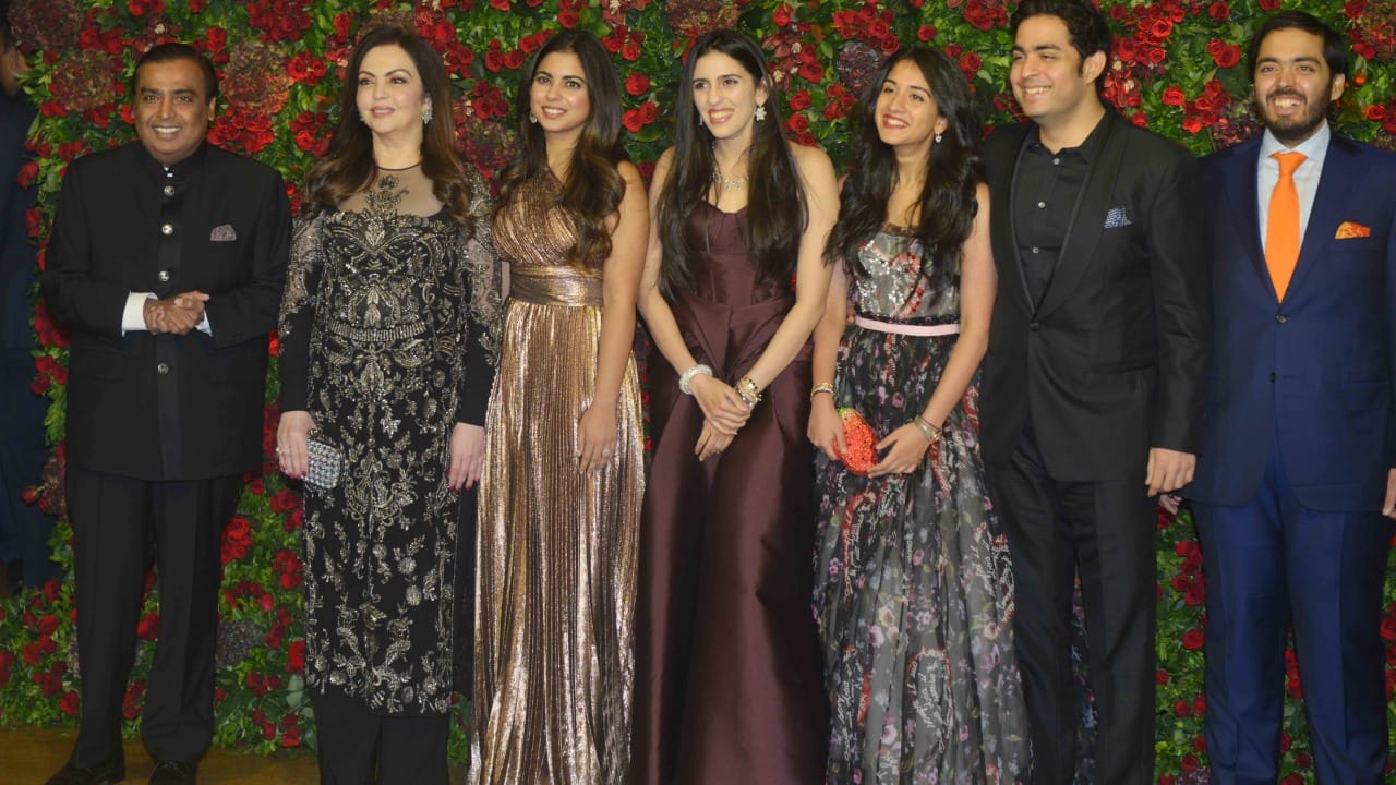 जगातील सर्वात श्रीमंत कुटुंबांपैकी एक असलेल्या अंबानी कुटुंबातील महिला केवळ त्यांच्या दागिन्यांसाठी किंवा कपड्यांसाठीच नाही, तर त्यांच्या चमकदार त्वचेसाठीही ओळखल्या जातात. नीता अंबानी, ईशा अंबानी, श्लोका मेहता आणि आता राधिका मर्चंट या सर्वांच्या चेहऱ्यावर एक नैसर्गिक ग्लो कायमच पाहायला मिळतो.