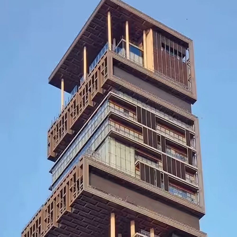 संगायचं झालं तर, ज्या   'अँटिलिया' (Antilia) बंगल्यात अंबानी कुटुंब राहतं, ते 27 मजल्यांचं आहे आणि 27 व्या मजल्यानंतर  कुटुंब राहतं... कारण  ते मुंबईच्या गोंगाटापासून दूर, ताज्या हवेत सुरक्षितपणे आणि शांततेने आपलं जीवन जगू शकतील.