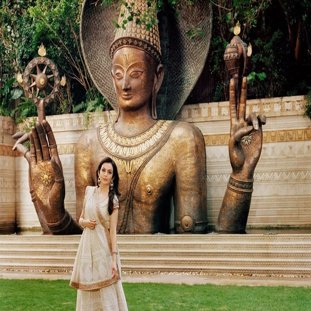 रिपोर्टनुसार आणि समोर आलेल्या फोटोंनुसार, घरातील मंदिर हे पारंपारिक भारतीय वास्तुकला आणि आधुनिक डिझाइनचे एक सुंदर मिश्रण आहे. अंबानी यांचं देवघर डोळे दिपवणारं आहे... फोटो पाहिल्यानंतर तुम्हाला देखील अंदाज येईलच...