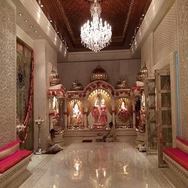 नीता अंबानी यांनी त्यांच्या घरात संपूर्ण मजल्यावर मोठ्या जागेत मंदिर तयार केलं आहे. मंदिरात ठेवण्यात आलेल्या सर्व मुर्त्या आणि दरवाजे देखील सोने आणि चांदीने तयार करण्यात आले आहे. अंबानी यांच्या बंगल्यातील मंदिरात कायम भक्तीमय वातावरण असतं...