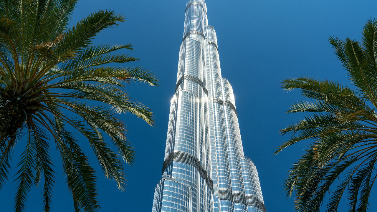 सुखसोयी आणि वैभवाच्या बाबतीत दुबईचे नाव अग्रक्रमाने घेतले जाते. जगातील सर्वात उंच इमारत बुर्ज खलीफा, भव्य शॉपिंग मॉल्स आणि वाळवंटातील सफारी हे या शहराचे आकर्षण आहे.