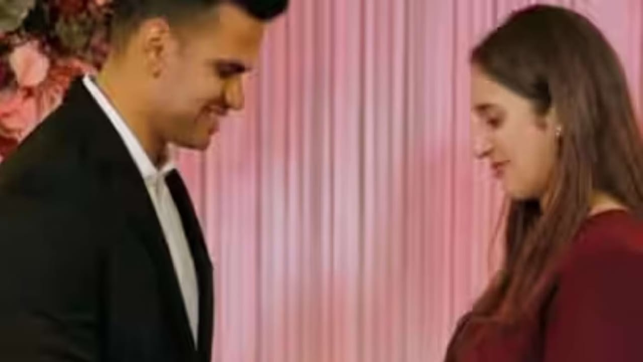 विविध वृत्तांनुसार, अर्जुन आणि सानिया याची लग्नसोहळा 3 ते 5 मार्च 2026 दरम्यान कधीही होऊ शकतो असे समजतं. या खास प्रसंगी सचिन तेंडुलकरने देशातील अनेक मान्यवर व्यक्तींना आमंत्रित करायला सुरुवात केली आहे आणि त्यांनी ही क्षणिक आठवण म्हणून काही फोटो एक्स (पूर्वी ट्विटर) वर शेअरही केले आहेत.