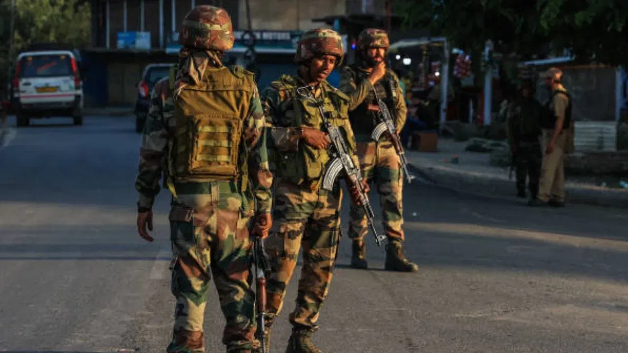 अग्निवीरांसाठी नियम: अग्निवीर योजनेंतर्गत भरती झालेल्या जवानांना वर्षाकाठी केवळ 30 दिवसांची रजा दिली जाते. मात्र, काही विशिष्ट किंवा आणीबाणीच्या परिस्थितीत त्यांना वैद्यकीय रजा मिळू शकते.