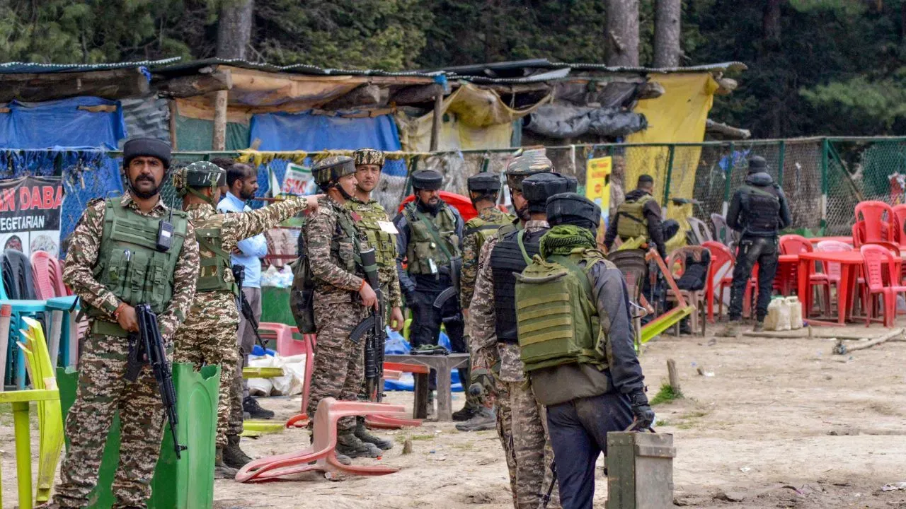 रजा साठवण्याची मर्यादा: जवानांना त्यांच्या पूर्ण सेवा कालावधीत जास्तीत जास्त ३०० दिवसांची रजा साठवता येते (Accumulate). यापेक्षा जास्त रजा झाल्यास ती व्यपगत (Lapse) होऊ शकते. 