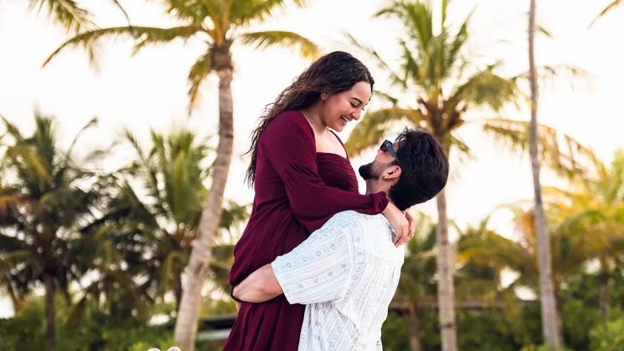 जर, तुम्ही वॅलेंटाइन्स डे ला आपल्या पार्टनर प्रपोज करताय आणि तिने हो म्हटलं तर अशी पोज द्या. या झहीरने सोनाक्षीला उचलून घेतलय. दोघे एकमेकाच्या डोळ्यात बघतायत. चेहऱ्यावर एक स्माइल आहे. त्यातून त्यांचा आनंद स्पष्टपणे दिसतोय. (Credit:aslisona/Instagram)