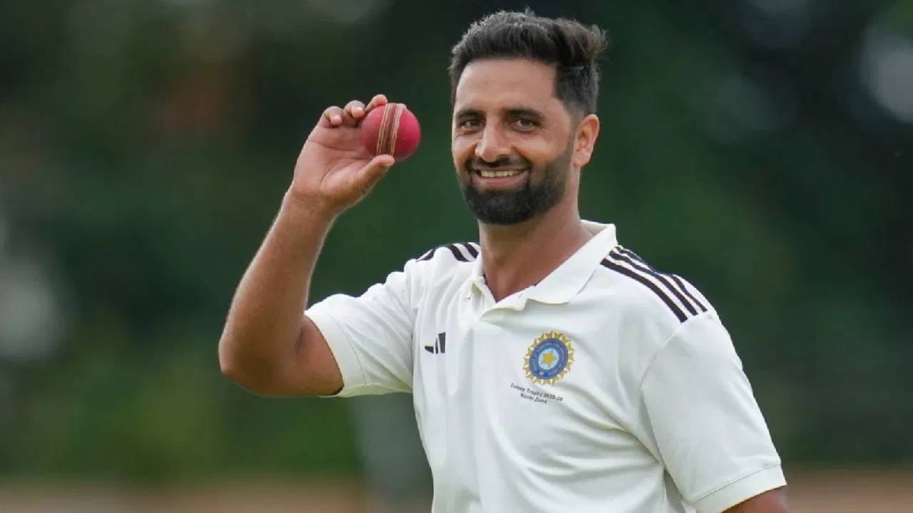 रणजी ट्रॉफी 2025-26 स्पर्धेत आकिब नबीने 10 सामन्यांमध्ये 60 बळी घेतले आहेत. इतर सर्व गोलंदाजांमध्ये सर्वाधिक आहेत. प्रत्येक मोठ्या सामन्यात संघासाठी सामना जिंकवणारा खेळाडू असल्याचे सिद्ध करत आहे. (फोटो- टीव्ही 9 तेलुगूवरून)