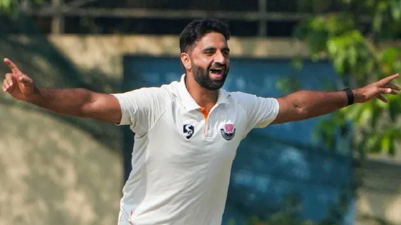 उपांत्यपूर्व फेरीच्या सामन्यात एकूण 12 बळी घेतले. त्याने उपांत्य फेरीतही 9 बळी घेतले आणि आता त्याने अंतिम सामन्याच्या पहिल्या डावातही आपली छाप पाडली आहे. आकिब नबीच्या या दमदार कामगिरीमुळे त्याला टीम इंडियामध्ये स्थान मिळू शकते. (फोटो- मनी 9 वरून)