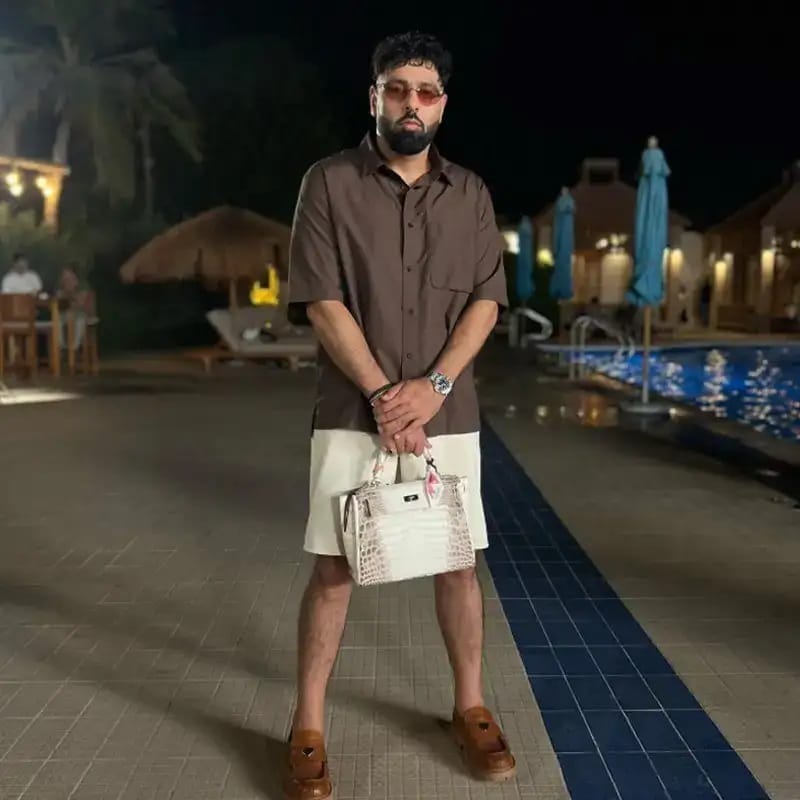  बादशाह : 2023 मध्ये, मृणाल ठाकूर प्रसिद्ध रॅपर बादशाहला डेट करत असल्याच्या चर्चांना उधाण आलं होतं. या बातम्यांनंतर बादशाहने स्पष्ट केलं की असे काहीही नव्हतं. त्यामुळे रंगणाऱ्या चर्चांना पूर्णविराम लागला. 