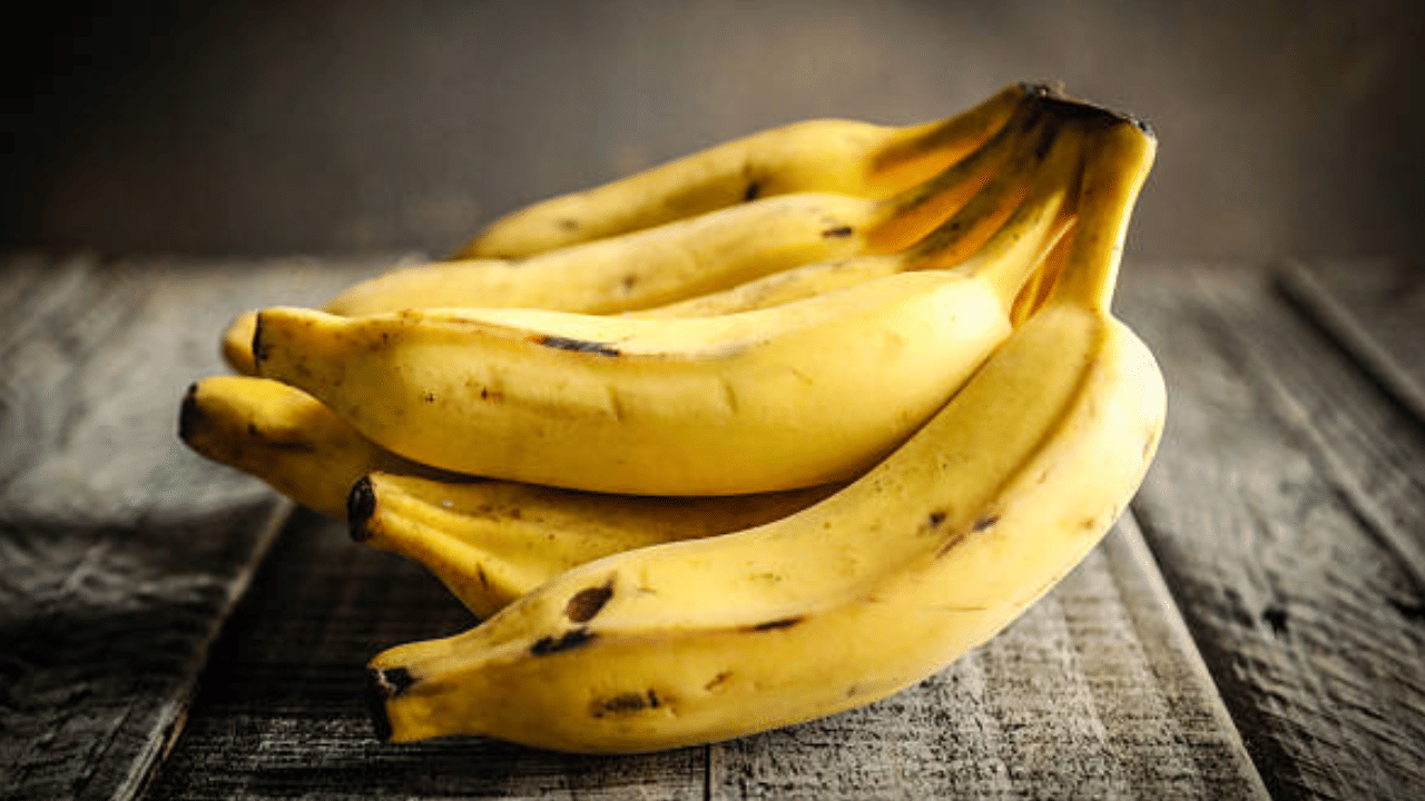 तसेच रात्री उशिरा केळी खाल्ल्याने काहींना पचनाच्या समस्या, गॅस किंवा सर्दी-खोकल्याचा त्रास होऊ शकतो. रात्री शरीराची चयापचय क्रिया मंदावलेली असते, त्यामुळे साखरयुक्त फळे पचण्यास जड जाऊ शकतात.