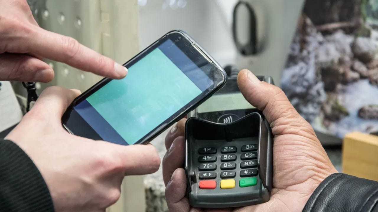 आरबीआयने सर्व बँकांना आपल्या ग्राहकांकडून नवीन लॉकर एग्रीमेंट करून घेण्याचे निर्देश दिले आहेत. यात भरपाईच्या अटींचा स्पष्ट उल्लेख करण्यात आला आहे. बँकेच्या लॉकरमध्ये नेमके काय आहे याची माहिती बँकेला नसते. त्यामुळे ग्राहकांनी आपल्या दागिन्यांचे फोटो किंवा संबंधित बिले सुरक्षित ठेवणे फायद्याचे ठरू शकते, असेही आरबीआयने नमूद केले आहे.