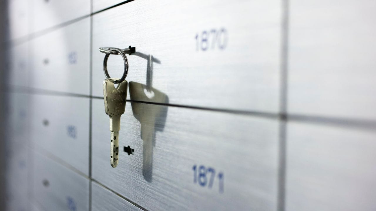 बँकेच्या निष्काळजीपणामुळे लॉकरमधील वस्तूंचे नुकसान झाल्यास, बँकांना आता संबंधित ग्राहकाला लॉकरच्या वार्षिक भाड्याच्या १०० पट भरपाई द्यावी लागणार आहे. आरबीआयच्या सुधारित नियमांनुसार, जर बँकेला आग लागल्यास किंवा बँकेची इमारत कोसळून नुकसान झाले तर हा नियम लागू होईल.