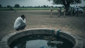 पत्नीला मोबाईलचं वेड लागलं अन् एका नकारामुळे संपूर्ण कुटुंब संपलं.