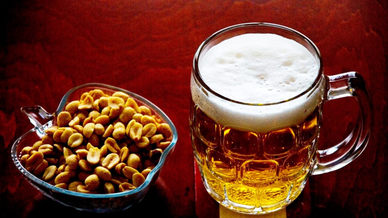 तसेच, शेंगदाण्यातील प्रथिने आणि फॅट्स अल्कोहोल शोषण्याचा वेग कमी करतात, ज्यामुळे हँगओव्हरचा त्रास कमी होण्यास मदत होते, असा दावा केला जातो. त्यामुळे भारतात लोक दारुसोबत शेंगदाणे खातात.