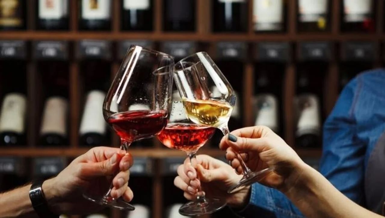  मद्यावरी कर हा राज्यांच्या अधिकारक्षेत्रात येतो. परंतु केंद्र सरकारने अर्थसंकल्पात घेतलेले निर्णय, अन्य शुल्क यामुळे मद्यांची किंमत वाढू शकते. आता केंद्र सरकारने 2026-27 सालाचा अर्थसंकल्प सादर केला आहे. त्यामुळे आता मद्य नेमके किती महागले, असे विचारले जात आहे. 