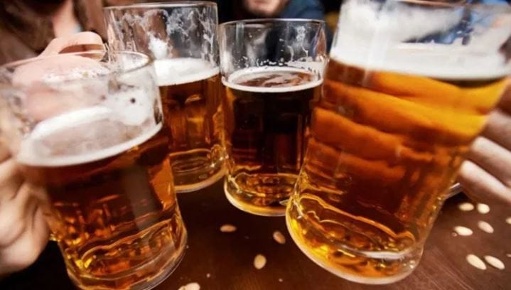 दुसरीकडे सिगारेट आणि तंबाखुजन्य पदार्थांची किंमतदेखील वाढण्याची शक्यता आहे. 10 रुपयांना मिळणाऱ्या सिगारेटचा भाव दोन किंवा तीन रुपयांनी वाढण्याची शक्यता व्यक्त केली जात आहे.