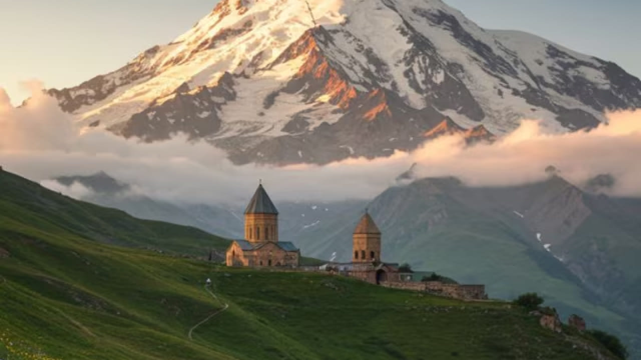  हे भारतातील प्रसिद्ध हिल स्टेशन्सपैकी एक मानले जाते. हे ठिकाण मडगाव (गोवा) पासून सुमारे 109 किलोमीटर अंतरावर असून, रस्त्याने प्रवास केल्यास साधारण तीन तासांत येथे पोहोचता येते.