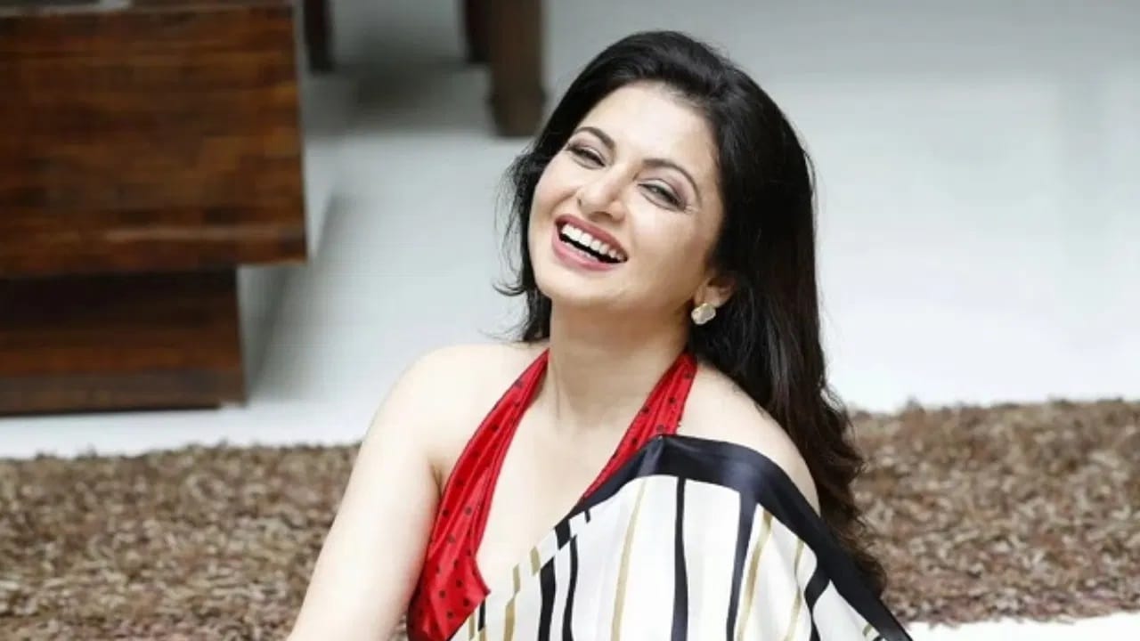 1989 मध्ये प्रदर्शित झालेल्या 'मैंने प्यार किया' सिनेमात अभिनेत्री भाग्यश्रीने महत्त्वाची भूमिका साकरात चाहत्यांचं मनोरंजन केलं.  सिनेमा प्रदर्शित होऊन जवळपास 37 वर्ष झाली आहेत, पण भाग्यश्री बिलकून बदलली नाही. आजही अभिनेत्री  तितकीच सुंदर दिसते. 