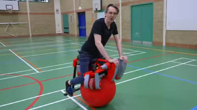 बॉलवर चालणारी अनोखी बाईक, जाणून घ्या