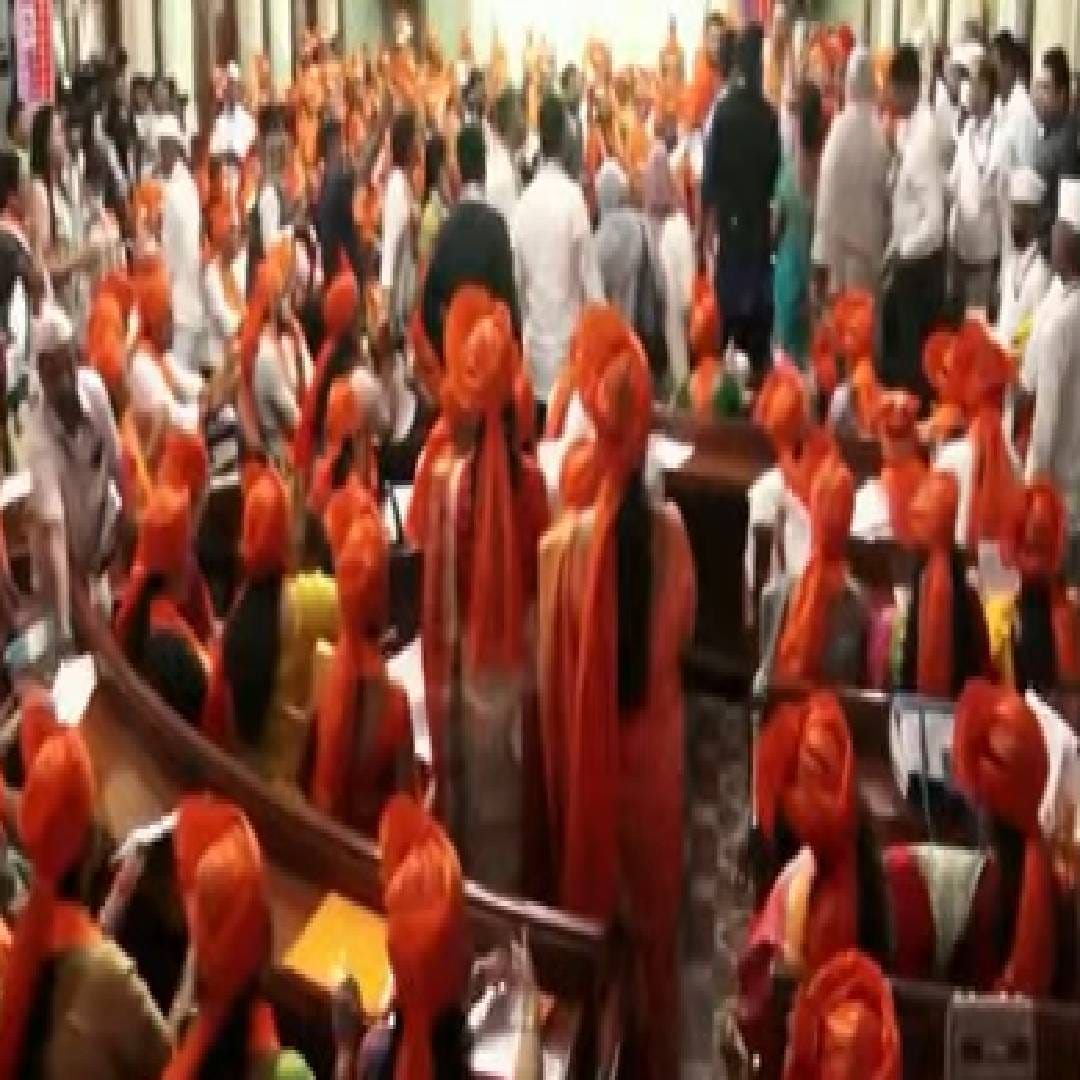 आज महापौर पदाची जबाबदारी सांभाळण्याच्या पहिल्याच दिवशी रितू तावडे यांच्यासमोर काँग्रेसच्या नवनिर्वाचित नगरसेवकांनी गोंधळ घातला. हे नगरसेवक आक्रमक झाले होते. बोलण्याची संधी मिळाली नाही म्हणून या नगरसेवकांचा पारा चढला होता. 