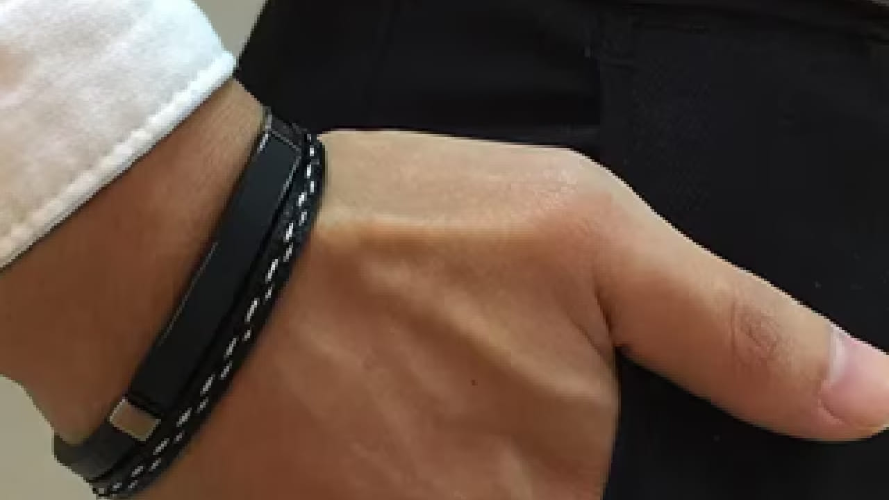 मात्र, काळा धागा नेमका कुठे बांधावा आणि त्याचे फायदे काय मानले जातात, याबाबत अनेकांच्या मनात प्रश्न असतो. धार्मिक मान्यता आणि ज्योतिषशास्त्रानुसार यामागे काही ठरावीक नियम आणि कारणे सांगितली जातात.