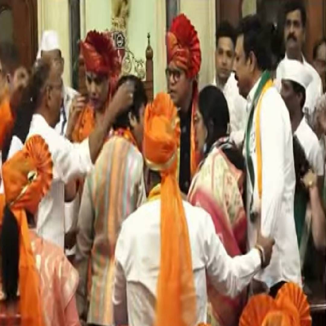 रितू तावडे यांनी आज मुंबई महापालिकेत महापौरपदाचा पदभार स्वीकारला. त्यावेळी मुख्यमंत्री देवेंद्र फडणवीस आणि उपमुख्यमंत्री एकनाथ शिंदे प्रेक्षक गॅलरीत उपस्थित होते. मुंबईत आपला महापौर बसवण्याचं भाजपचं अनेक वर्षापासूनच स्वप्न साकार झालं. 