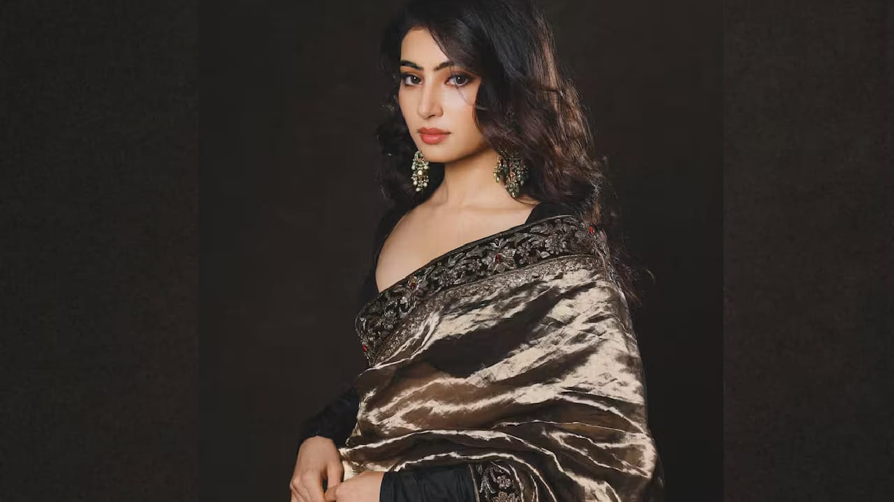 सारा अर्जुन सोशल मीडियावर प्रचंड सक्रिय असून ती नेहमीच आपल्या स्टायलिश आणि दिलकश फोटो शेअर करत चाहत्यांना थक्क करत असते. नुकतेच साराने साडीतील काही खास फोटो इंस्टाग्रामवर शेअर केले आहेत.  जे सध्या सोशल मीडियावर मोठ्या प्रमाणात व्हायरल होत आहेत. 