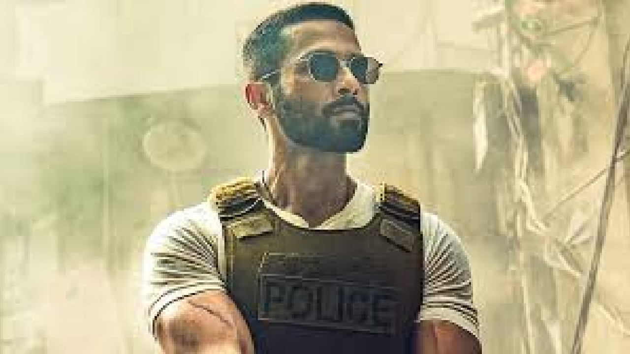 ‘देवा’ या अॅक्शन थ्रिलर चित्रपटात शाहिद कपूरने भरपूर अॅक्शन करताना दिसला. चित्रपटात त्याचा वेगळा आणि आक्रमक अवतार पाहायला मिळाला होता. मात्र, चित्रपट पाहिल्यानंतर प्रेक्षकांचा अपेक्षित प्रतिसाद मिळाला नाही. अनेक प्रेक्षकांनी चित्रपटाची कथा, मांडणी आणि सादरीकरणावर नाराजी व्यक्त केली होती.