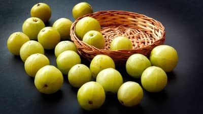 टाकाऊतून टिकाऊ ! आवळ्याच्या बियांपासून पतंजलीने रचला इतिहास; आयुर्वेदाच्या ताकदीला जगाचा सलाम