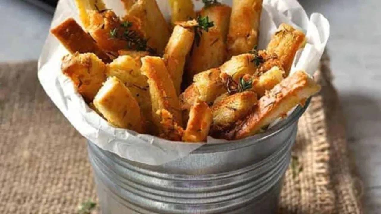 पण या उरलेल्या ब्रेडच्या कडा तुमच्या स्वयंपाकघरात चमत्कार करू शकतात, हे तुम्हाला माहित आहे का ? हो, हे खरं आहे. आजच्या काळात महागाई वाढत्ये आहे आणि अन्नाची नासाडी करणं तर आपल्याकडे चांगलं मानत नाहीत. त्यामुळे  स्वयंपाकघरातील अगदी लहान पदार्थांचा,वस्तूंचा नीट वापर करणं शहाणपणाचं ठरतं. 