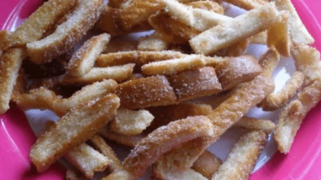 ब्रेडक्रंब तयार करून साठवा:  ब्रेडच्या उरलेल्या कडा वापरून तुम्ही ब्रेडक्रंब्स तयार करू शकता, जे खूप सोपं आहे. त्यासाठी जास्त मेहनत लागत नाही. त्या कडा तव्यावार नीट भाजून कुरकुरीत करा आणि मग त्या मिक्सरमध्ये फिरवून बारीक करा. हे ब्रेडक्रंब्स तुम्ही कटलेट, कबाब, टिक्की किंवा इतर स्नॅक्सवर लावून ते कुरकुरीत करण्यासाठी वापरू शकतात. सर्वात महत्त्वाचे म्हणजे, म्हणजेच हवाबंद जब्यात ठेवले तर ते अनेक दिवस टिकतात. 