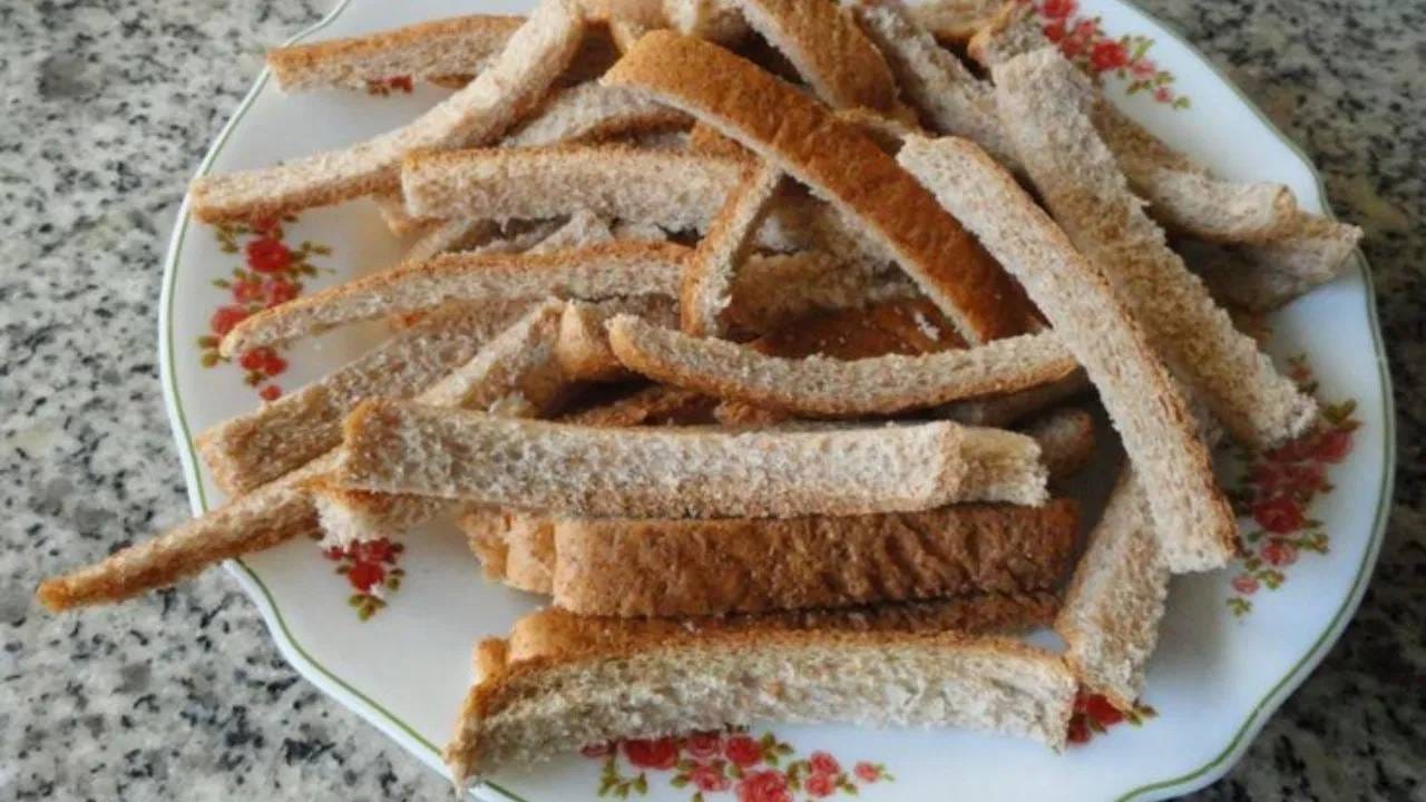 ब्रेडचा उपमा किंवा ब्रेड चिवडा: उरलेल्या ब्रेडच्या कडा या उपमा किंवा ब्रेड चिवडा बनवण्यासाठी वापरता येतात. कडांचे लहान तुकडे करा आणि थोडं तेल घालून हलके भाजून घ्या तळून घ्या. नंतर तेलावर मोहरी, कढीपत्ता, कांदा आणि काही मसाले कढईत परतून घ्या. त्यावर या परतलेल्या कडा घालून शिजवा.अवघ्या काही मिनिटांत तुमचा छान, पोटभरीचा नाश्ताही तयार होईल. 