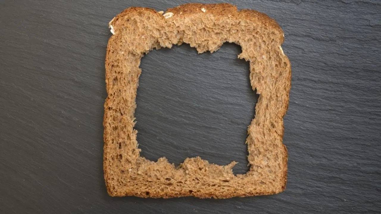 भाज्यांचे कटलेट्स किंवा कोफ्ते बनवण्यासाठी: उरलेल्या ब्रेडच्या कडा वापरून तुम्ही भाज्यांचे कटलेट्स किंवा कोफ्ते बनवू शकता. ब्रेडच्या उरलेल्या कडा पाण्यात किंवा दुधात भिजवा, त्या पिळून काढा आणि उकडलेले बटाटे, भाज्या आणि मसाल्यांच्या मिश्रणात घाला. यामुळे कटलेट्स मऊ होतील आणि चांगले बांधले जातीत. बाईंडिंग चांगलं होतं. 