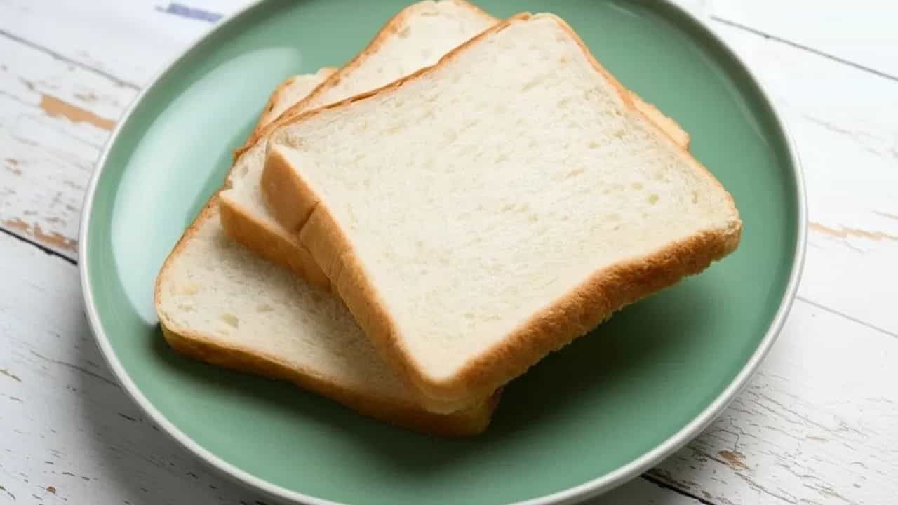 सकाळी उपाशी पोटी ब्रेड खाताय... तर व्हा सावध, देताय मोठ्या आजारांना आमंत्रण