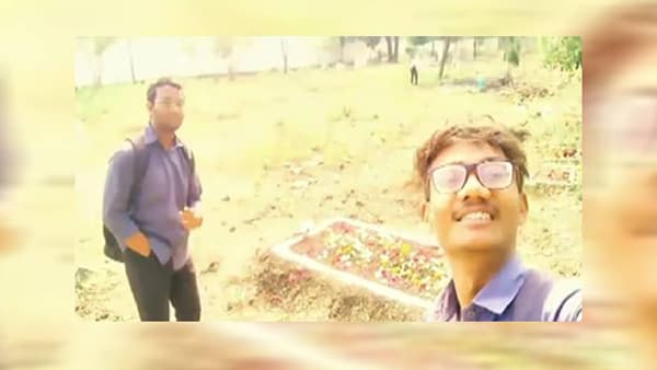 कब्रस्तानात काय घडलं? तरूणांकडून कबरींवरील नावांची थट्टा... कुठे घडला प्रकार ?