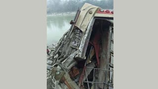 आधी बसमध्ये आदळले, नंतर नदीत गुदमरले… बस नदीत कोसळल्याने 17 प्रवाशांचा एकाचवेळी मृत्यू