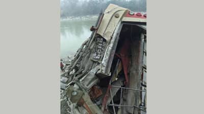 आधी बसमध्ये आदळले, नंतर नदीत गुदमरले... बस नदीत कोसळल्याने 17 प्रवाशांचा एकाचवेळी मृत्यू