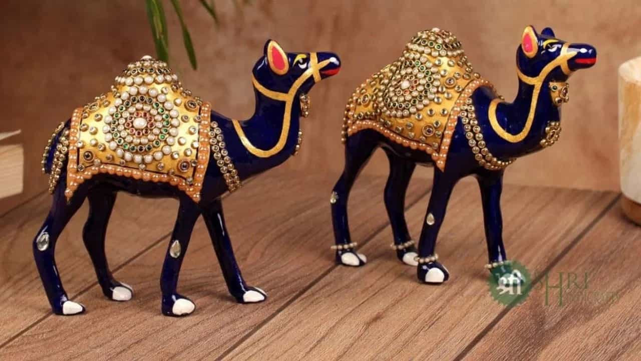 घरात उंटाची मूर्ती ठेवताय पण कोणत्या दिशेने? जाणून घ्या मुर्ती ठेवण्याची योग्य पद्धत