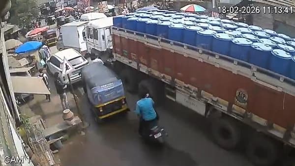 वाहनांच्या अपघाताचे प्रमाण वाढले असताना टिटवाळा येथील स्टेशन रोडवर निळे ड्रम घेऊन जाणाऱ्या एका मोठ्या कंटेनरच्या चालकाचे नियंत्रण सुटल्याने मोठा अपघात झाला. १५ वाहनांचा चुराडा झाला.