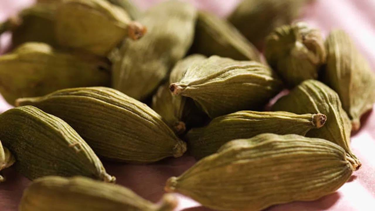 हृदय आणि चयापचय आरोग्यासासाठीही वेलची खूप जास्त फायदेशीर ठरते. जेवणानंतर वेलची चघळल्याने लिपेज सारख्या स्वादुपिंडाच्या एंजाइमचे उत्पादन कमी होण्यास मदत होते.