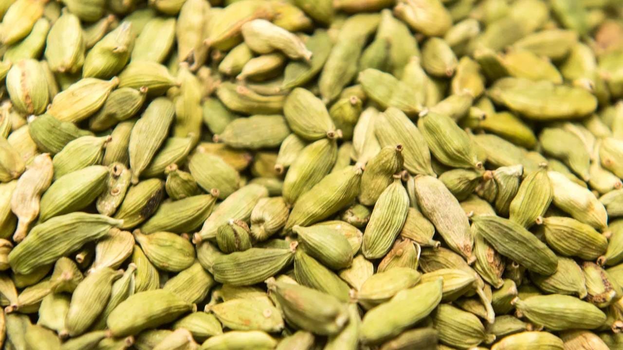 वेलची आरोग्यासाठी अत्यंत फायदेशीर ठरते. अनेक पदार्थांमध्ये वेलचीचा समावेश केला जातो. वेलचीमुळे जेवणाला खास चव येते. वेलचीचा समावेश जवळपास सर्वच घरांमध्ये केला जातो. 