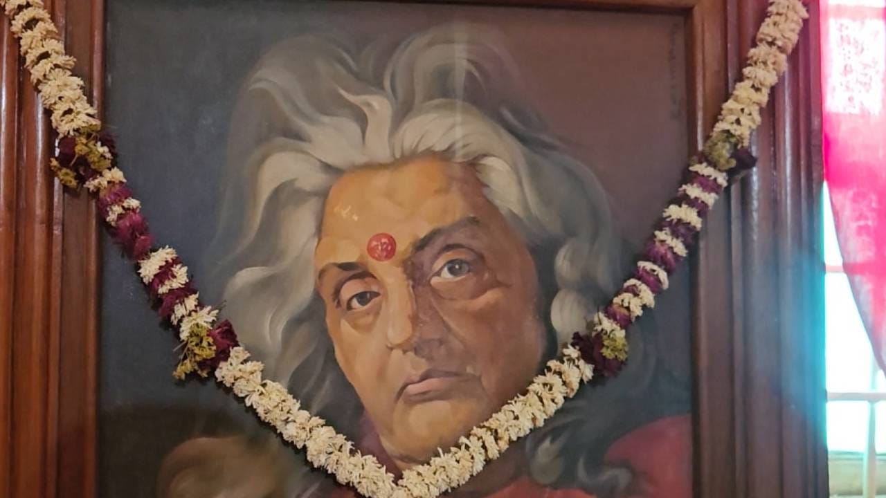  पुढील तब्बल ५० वर्षे, रोज रात्री पंजाब मेल येईपर्यंत त्यांच्या घराचे दरवाजे आणि खिडक्या उघड्या असायच्या, तिच्या स्वागतासाठी...