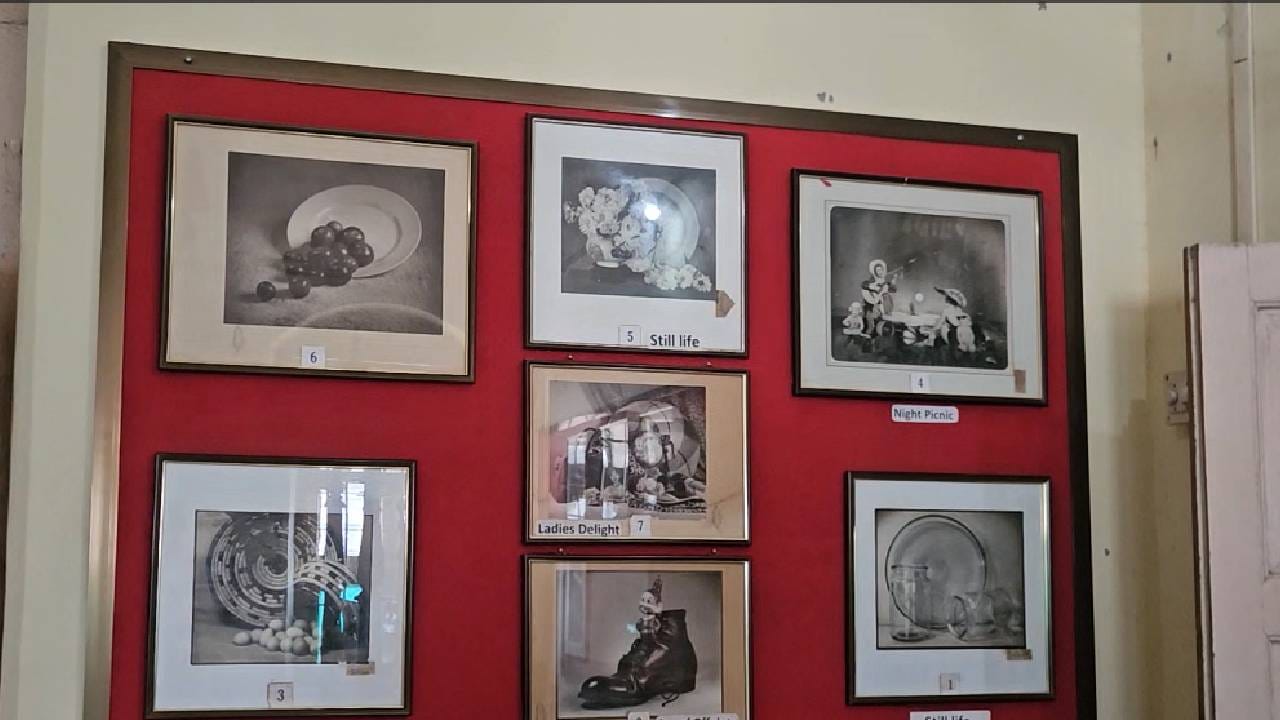 प्रेम म्हणजे केवळ आकर्षण नाही... प्रेम म्हणजे प्रतीक्षा, विश्वास आणि समर्पण. मुंबई येथे शिक्षण घेत असताना जगप्रसिद्ध कलामहर्षी केकी मूस यांचं मन निलोफर मोदींवर जडलं. दोघंही Wilson College मध्ये शिक्षण घेत होते. एका चित्रकला स्पर्धेत केकी यांनी जलरंगात रेखाटलेलं बुद्ध जन्माचं चित्र पाहून निलोफर यांनी त्यांच्या कलेची तोंड भरून स्तुती केली. आणि त्यांच्या कलेच्या प्रेमात पडल्या. आणि इथून सुरू झाला त्यांच्या प्रेमाचा प्रवास.