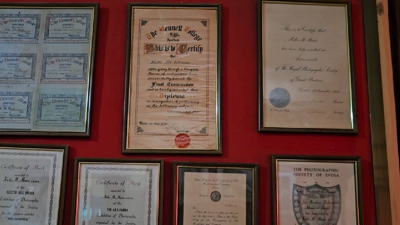 या प्रतीक्षेच्या वेदनेतूनच त्यांनी स्वतःला कलेत झोकून दिलं. स्वतःच्या घरात उभारलं एक जगविख्यात कलादालन — केकी मूस कला दालन. आजही ही वास्तू त्यांच्या प्रेमाची आणि त्यागाची साक्ष देते. त्यांच्या निधनानंतरही ही वास्तू जपली जात आहे.